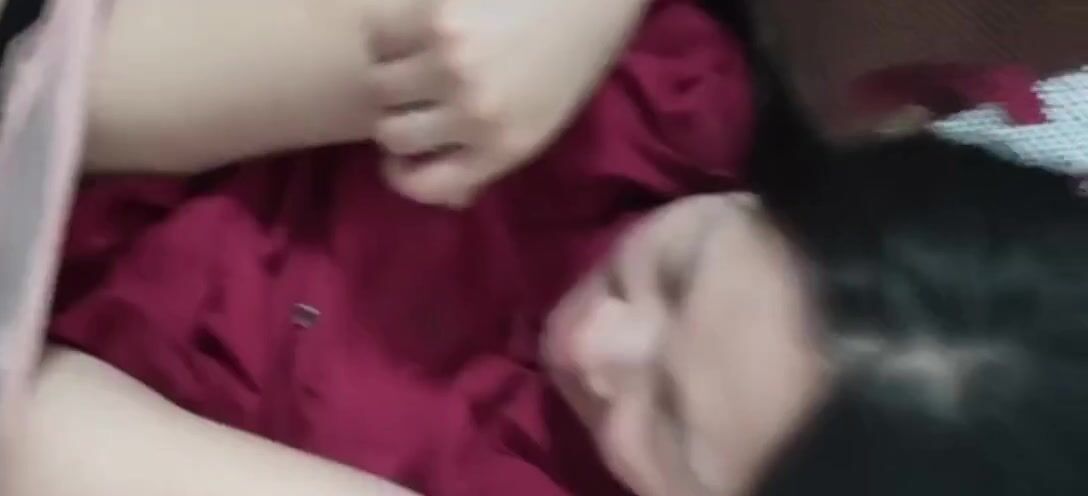 Em gái đang live, bị người yêu nứng giã gạo ngay trên ghế, không kịp cởi đồ